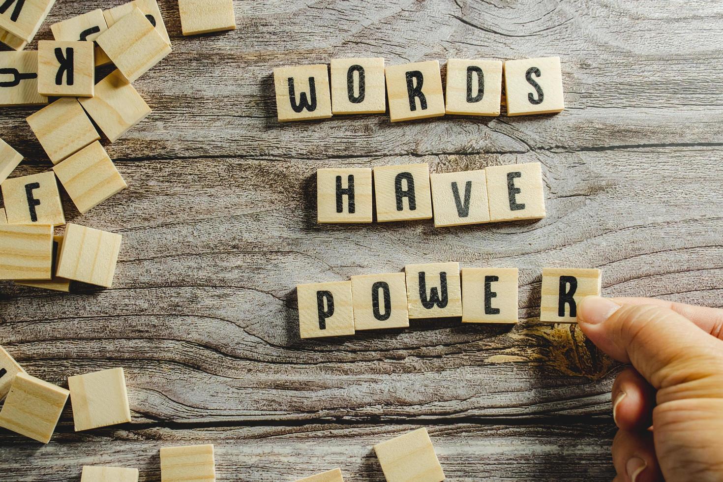 Wörter haben Kraftwortwürfel auf Holzhintergrund, englisches Sprachlernkonzept foto