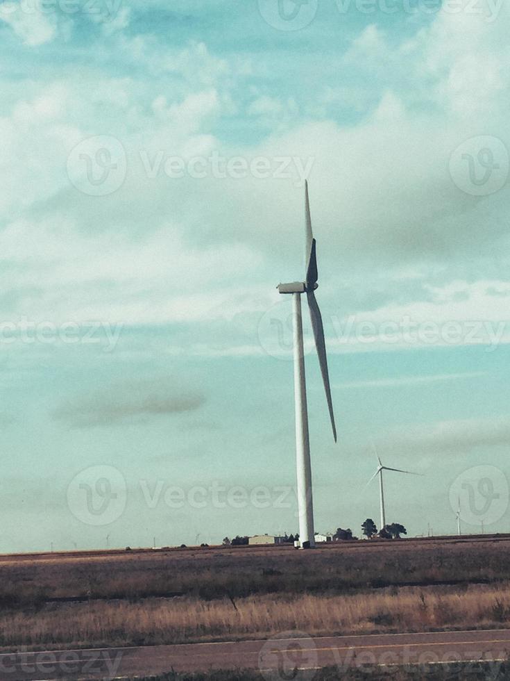 Windkraftanlage im Feld foto