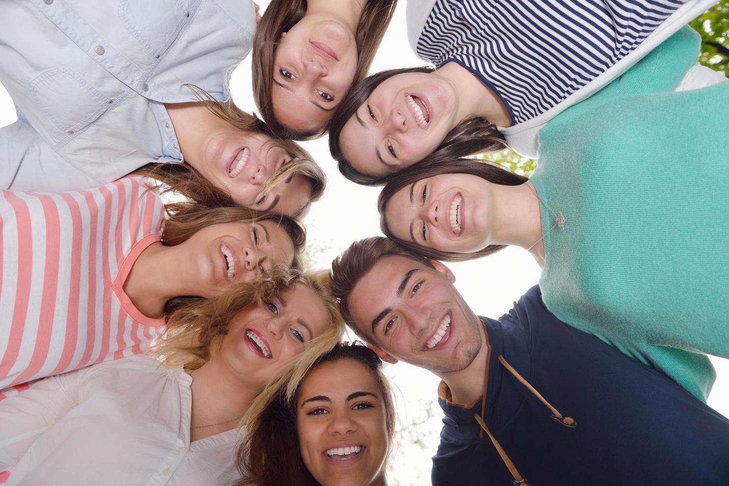 junge freunde, die draußen im park zusammen bleiben foto