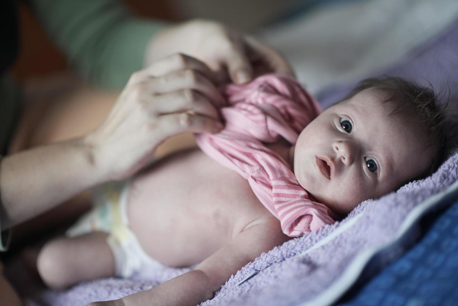 glückliches neugeborenes kleines baby smilling foto