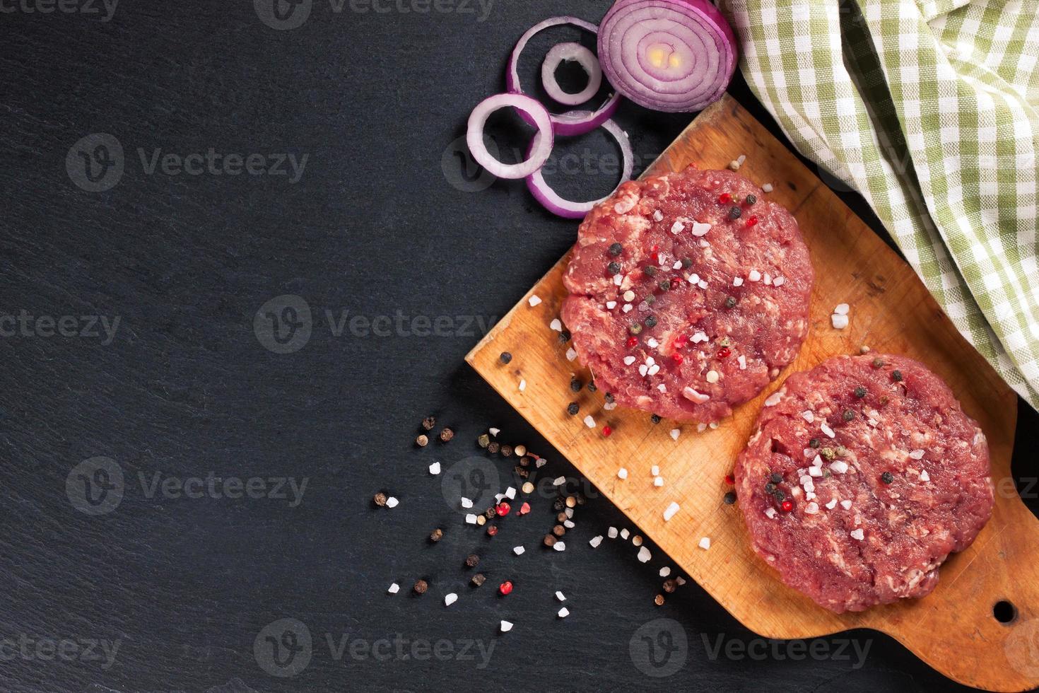 rohes hausgemachtes Rindfleisch-Burger-Schnitzel foto