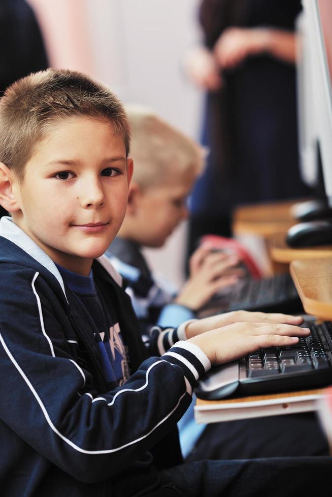 es Bildung mit Kindern in der Schule foto