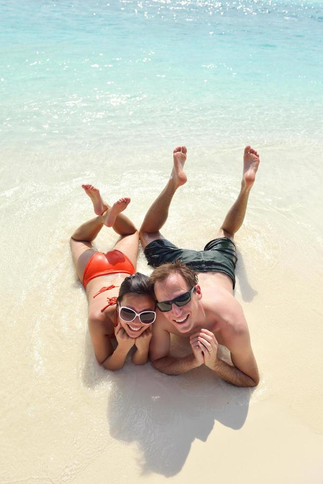 glückliches junges Paar viel Spaß am Strand foto