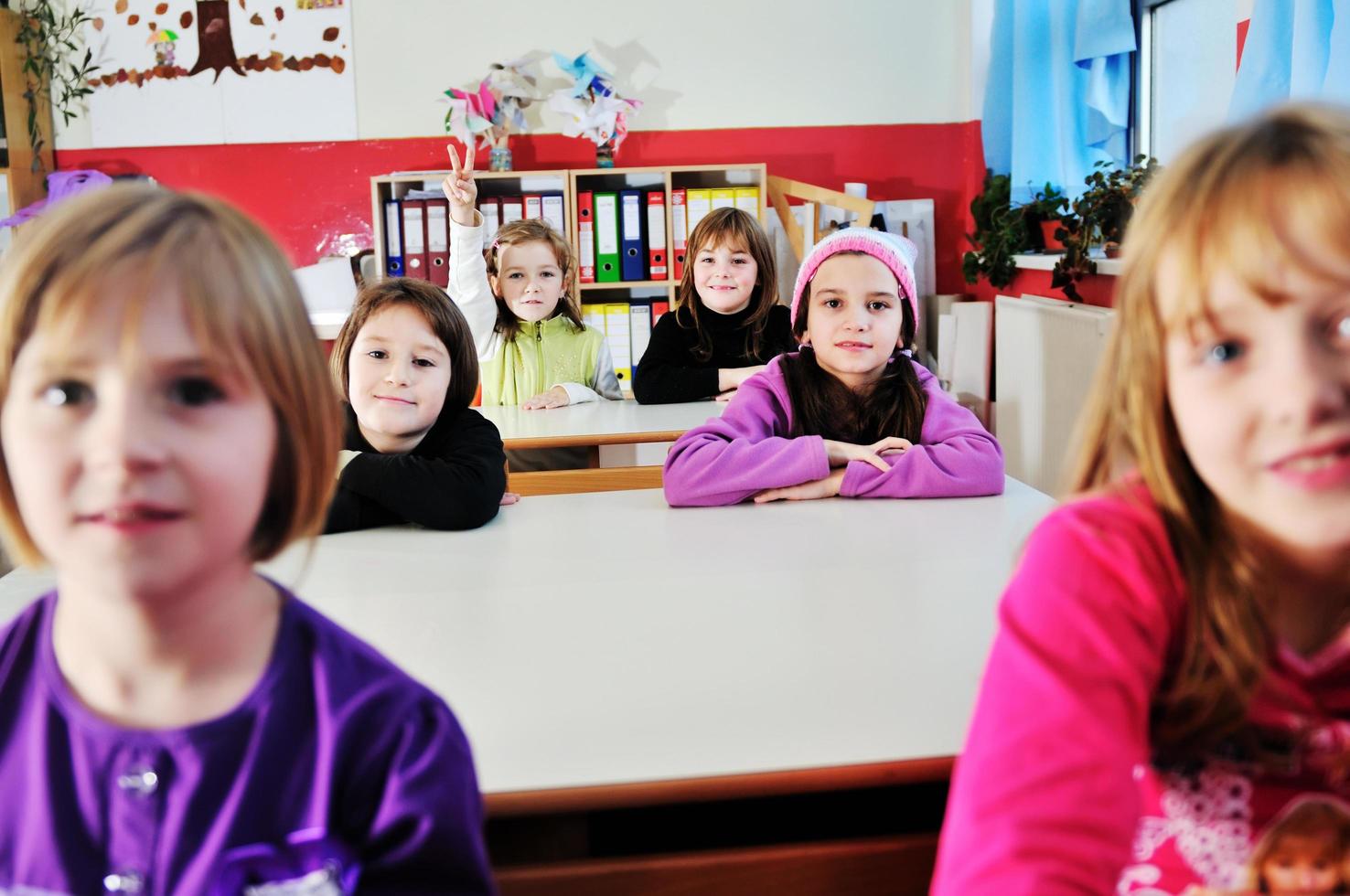 glückliche kindergruppe in der schule foto