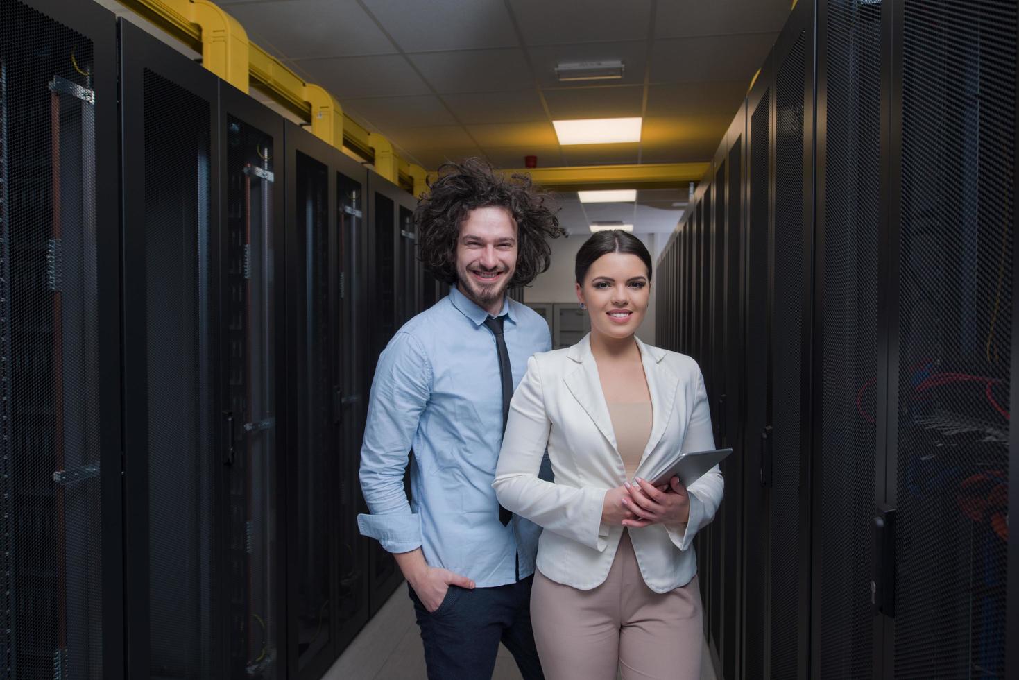 Ingenieur, der dem weiblichen Chef einen funktionierenden Serverraum im Rechenzentrum zeigt foto