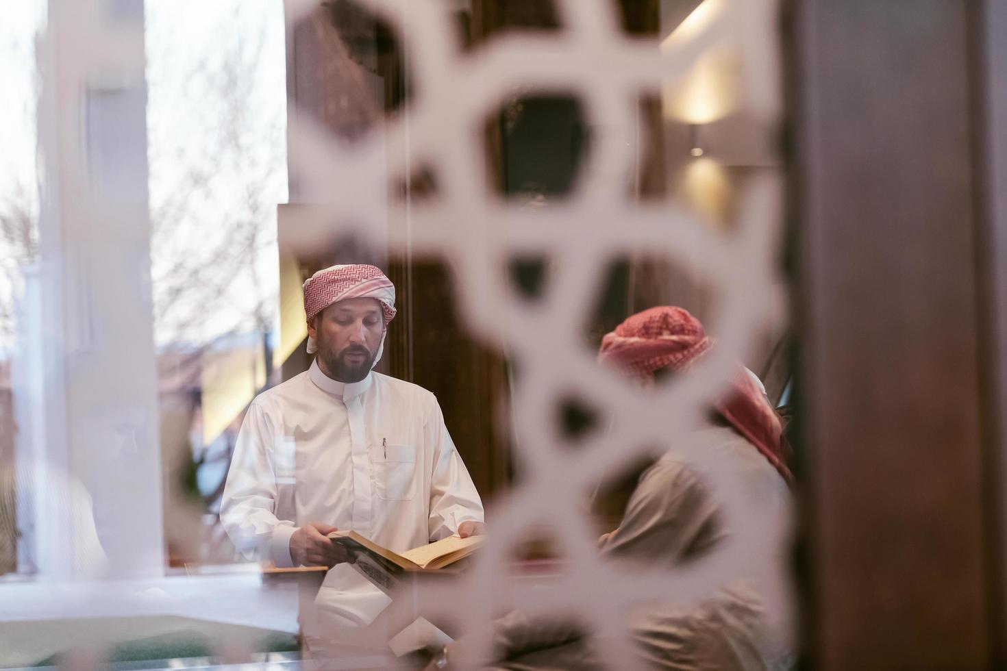 Muslime in der Moschee lesen gemeinsam den Koran foto