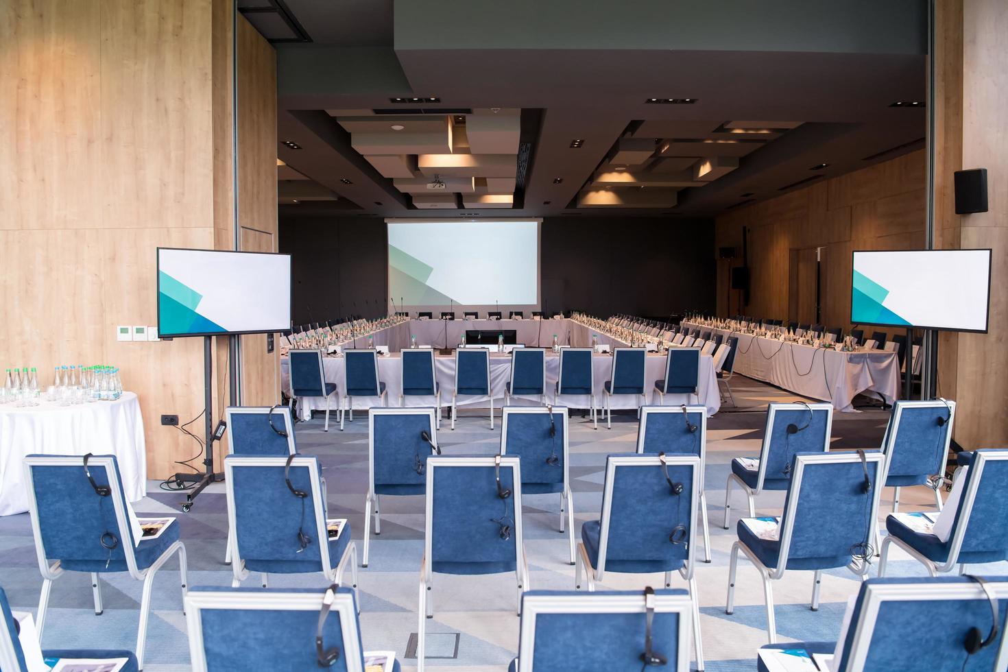 innenraum eines großen modernen konferenzraums foto