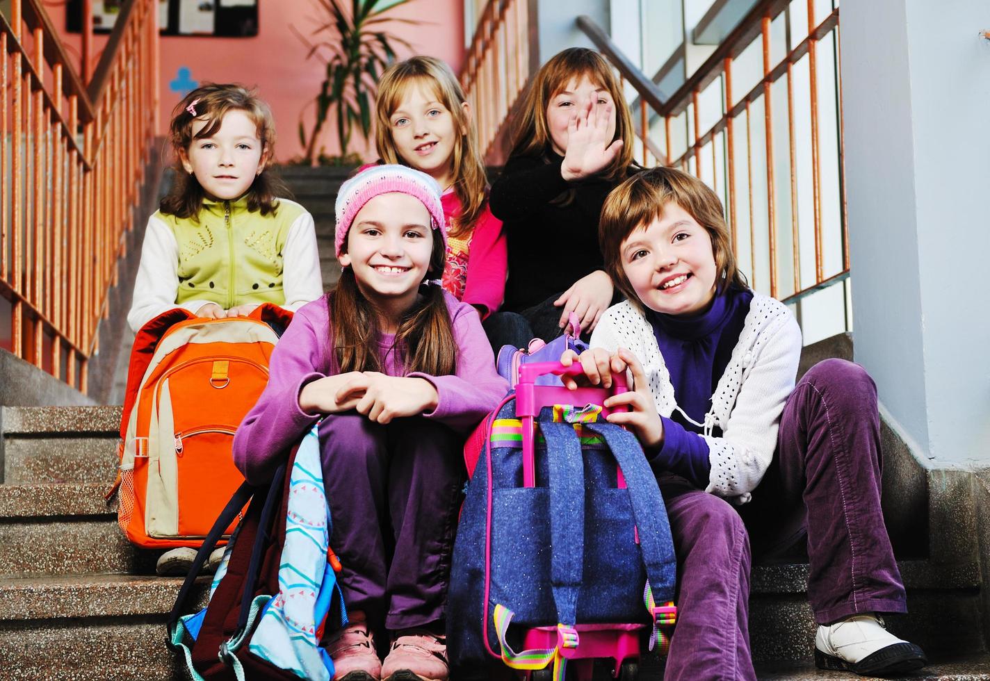 glückliche kindergruppe in der schule foto