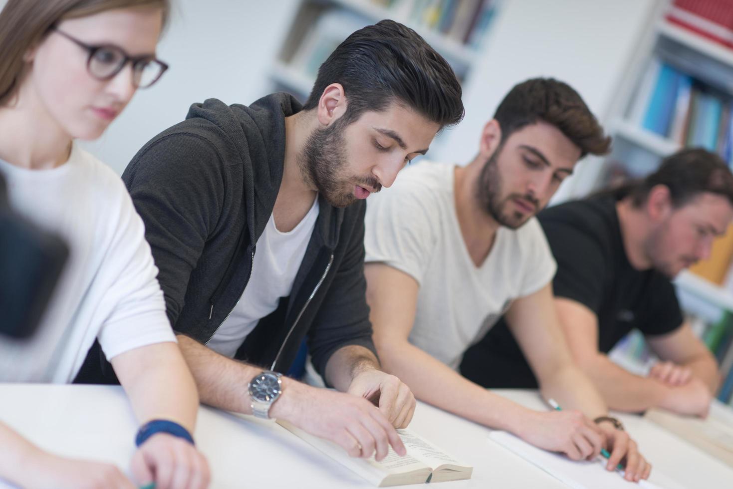 gruppe von studenten lernen zusammen im klassenzimmer foto