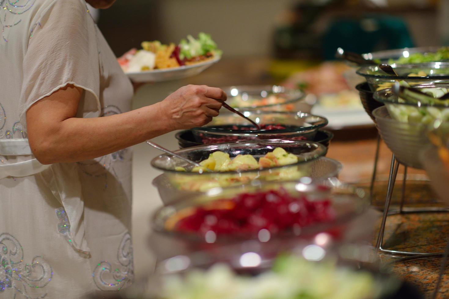 Blick auf das Essen vom Buffet foto