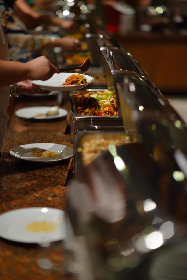 Blick auf das Essen vom Buffet foto