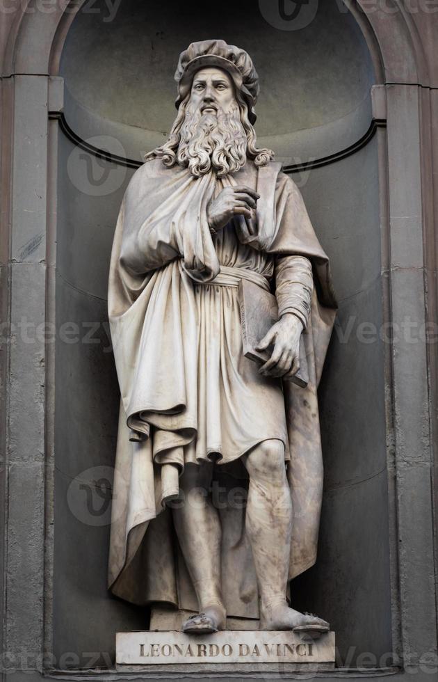 leonardo da vinci - statue des genies, gelegen vor der uffiziengalerie in florenz, italien, im öffentlichen bereich foto