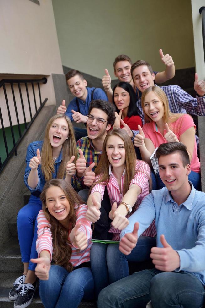 glückliche Teenagergruppe in der Schule foto