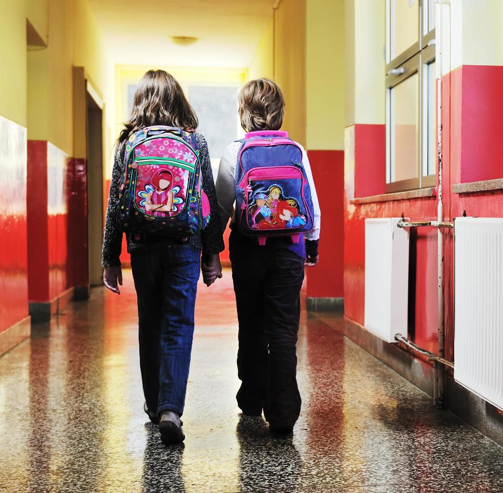 glückliche kindergruppe in der schule foto