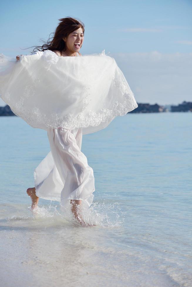 asiatische Braut am Strand foto