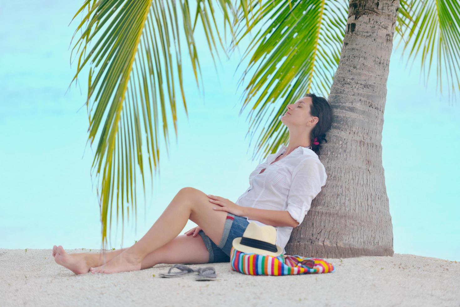 glückliche frau genießt sommerferien foto