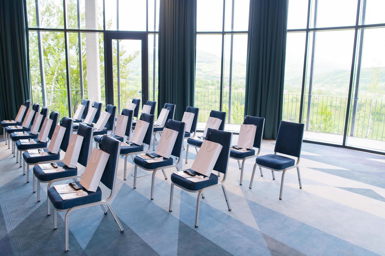 modernes konferenzrauminterieur vor beginn eines geschäftsseminars foto