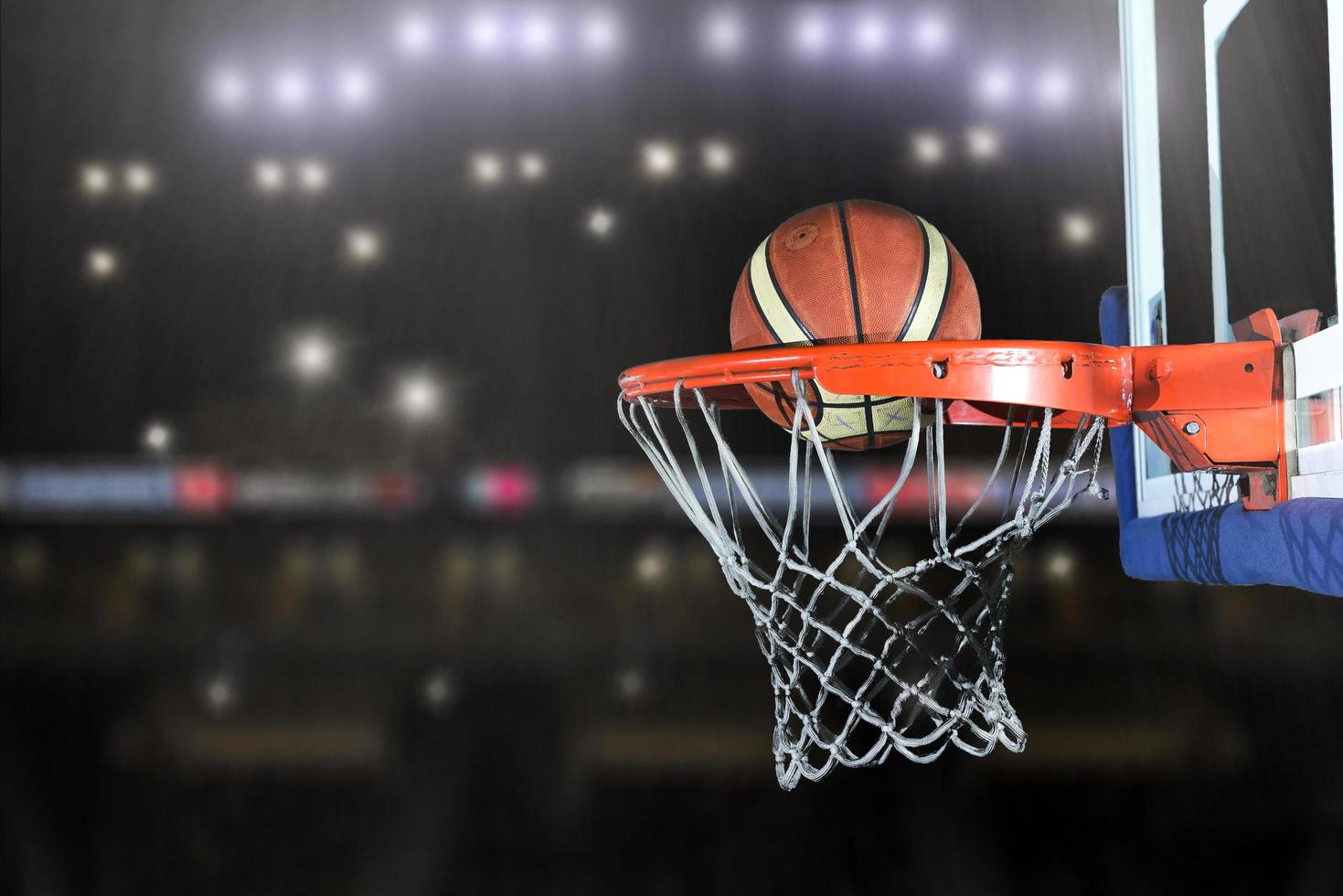 Basketballball und Netz foto