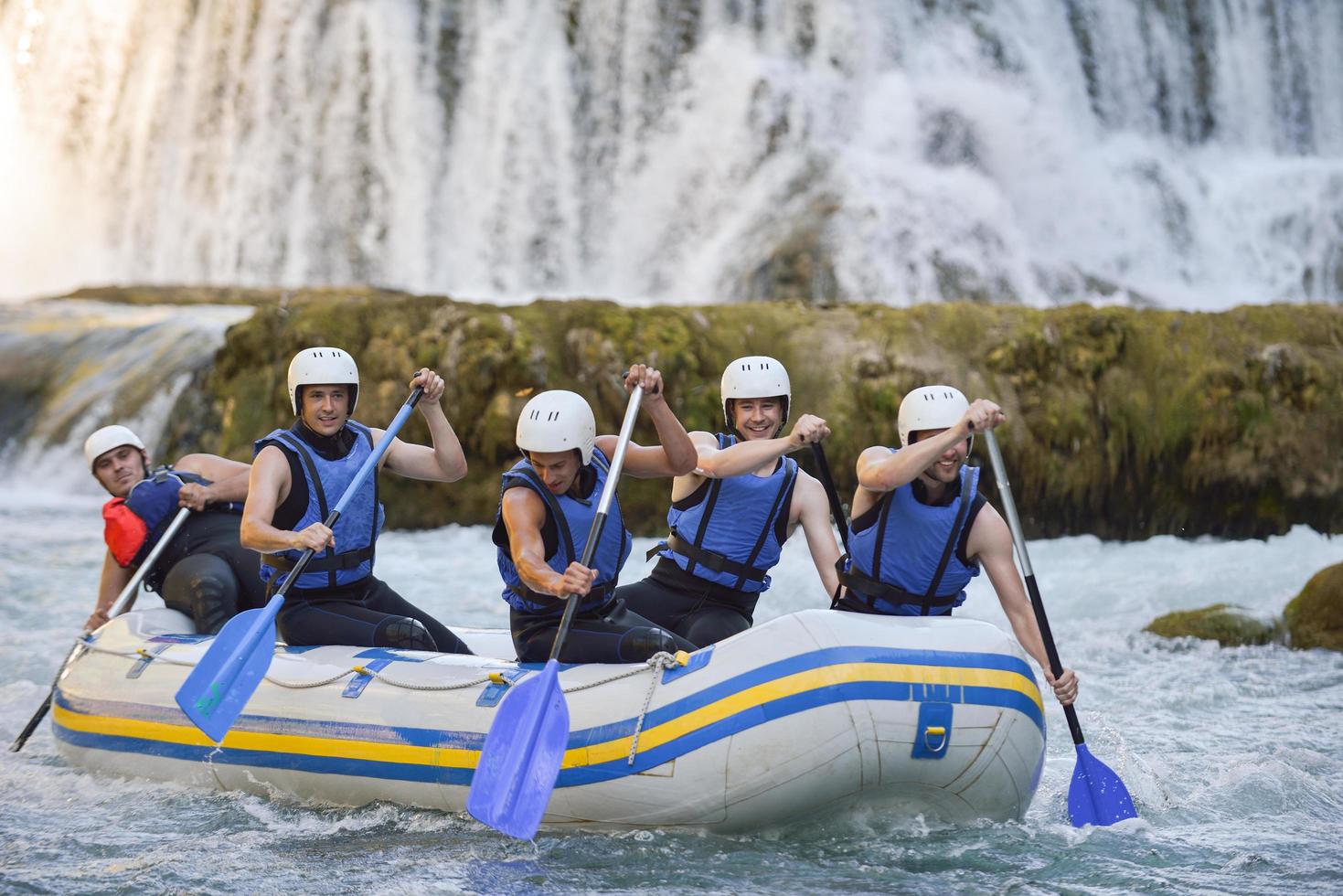 professionelles Rafting-Team foto