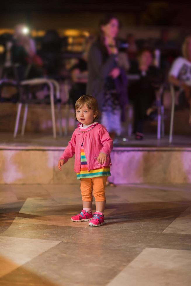 kleines Mädchen tanzt in der Kinderdisco foto