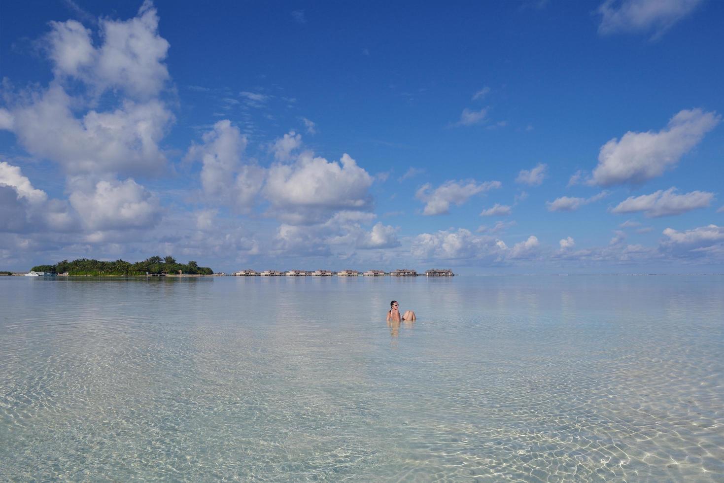 glückliche frau genießt die sommerzeit foto