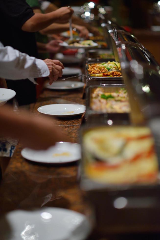 Blick auf das Essen vom Buffet foto