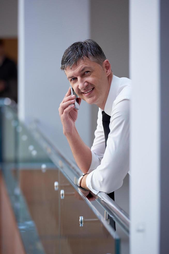 Geschäftsmann mit Telefon foto