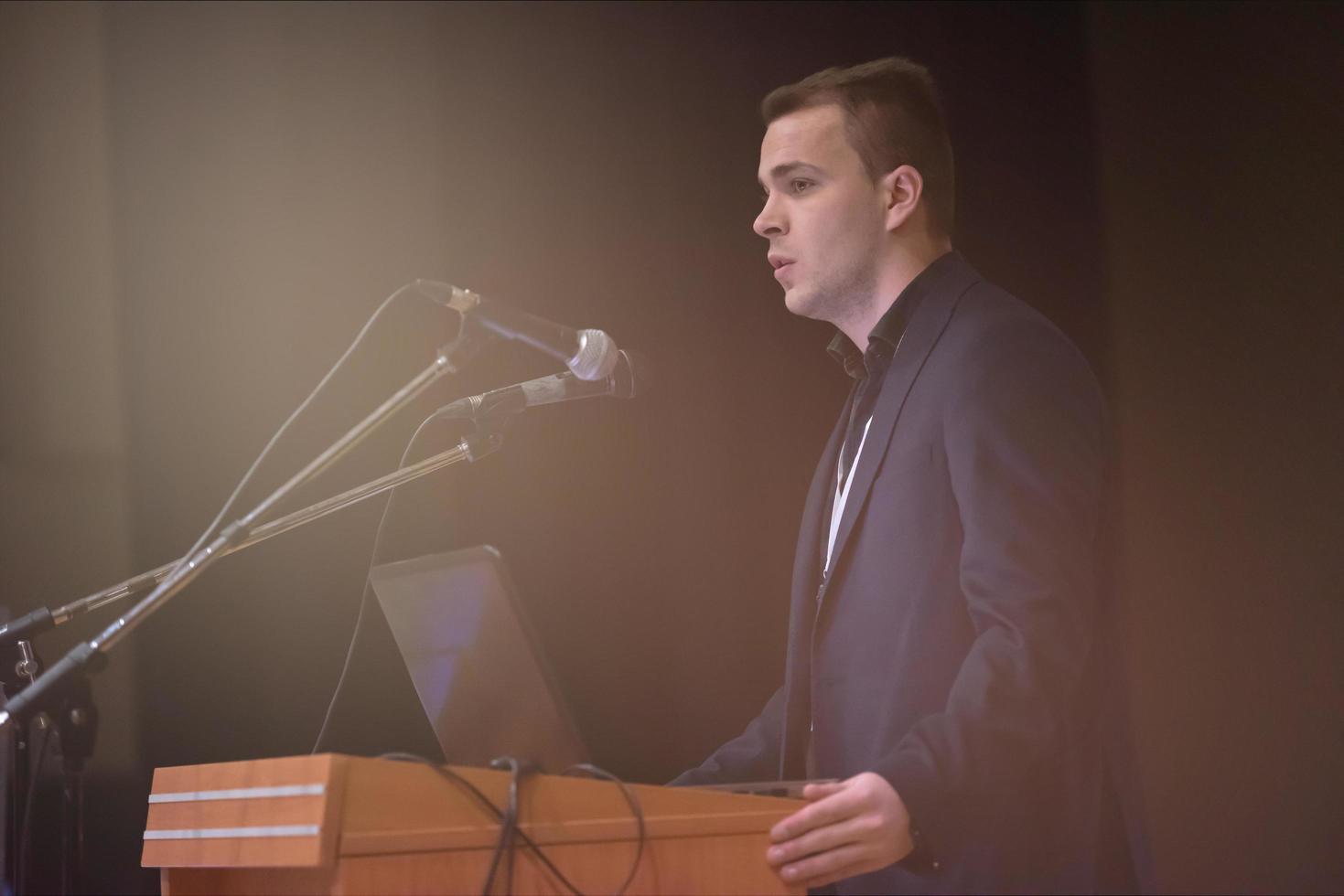 geschäftsmann, der präsentationen im konferenzraum gibt foto