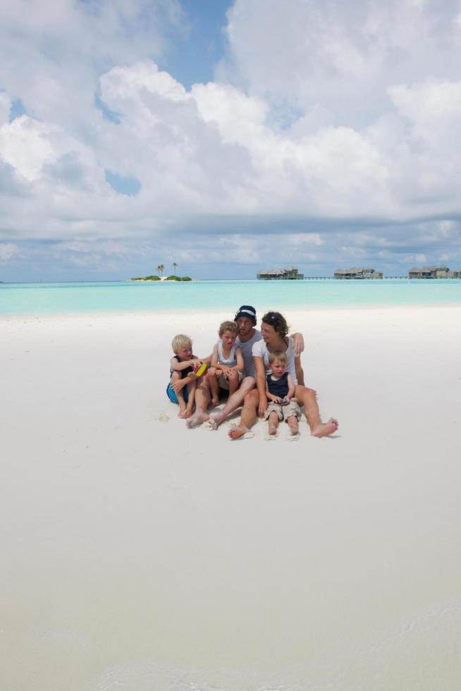 glückliche Familie im Urlaub foto