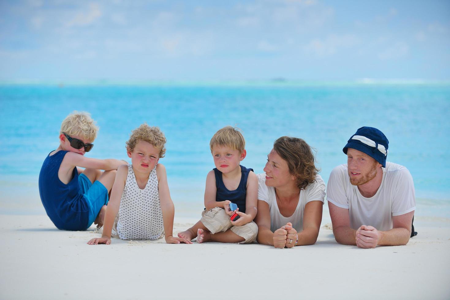 glückliche Familie im Urlaub foto