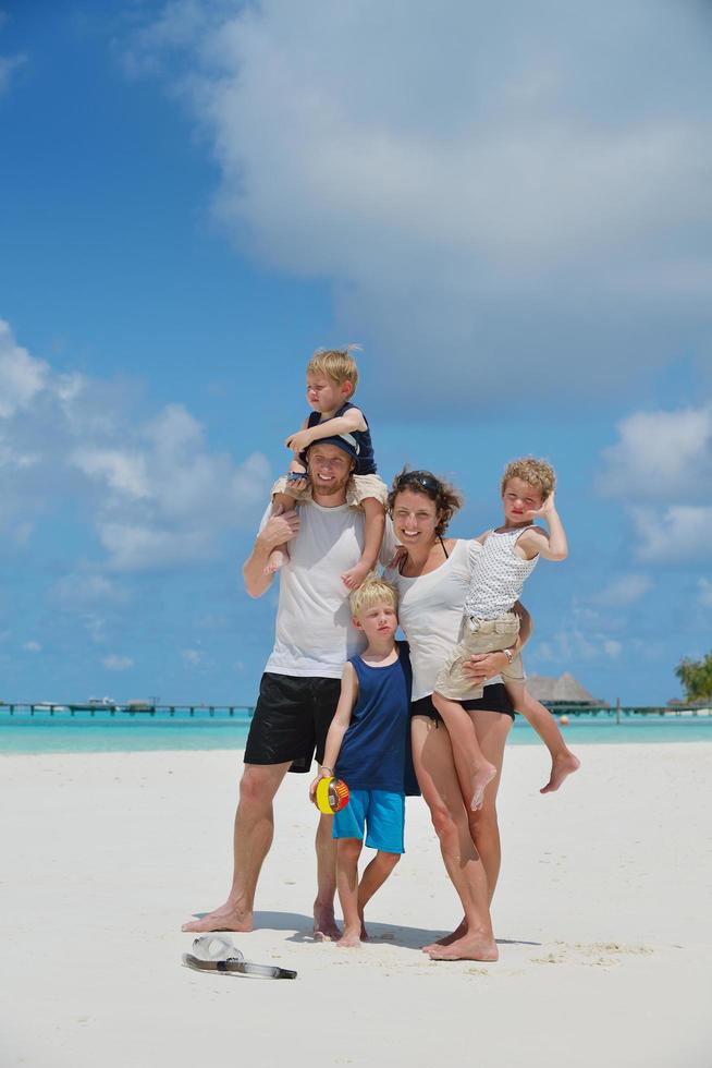 glückliche Familie im Urlaub foto