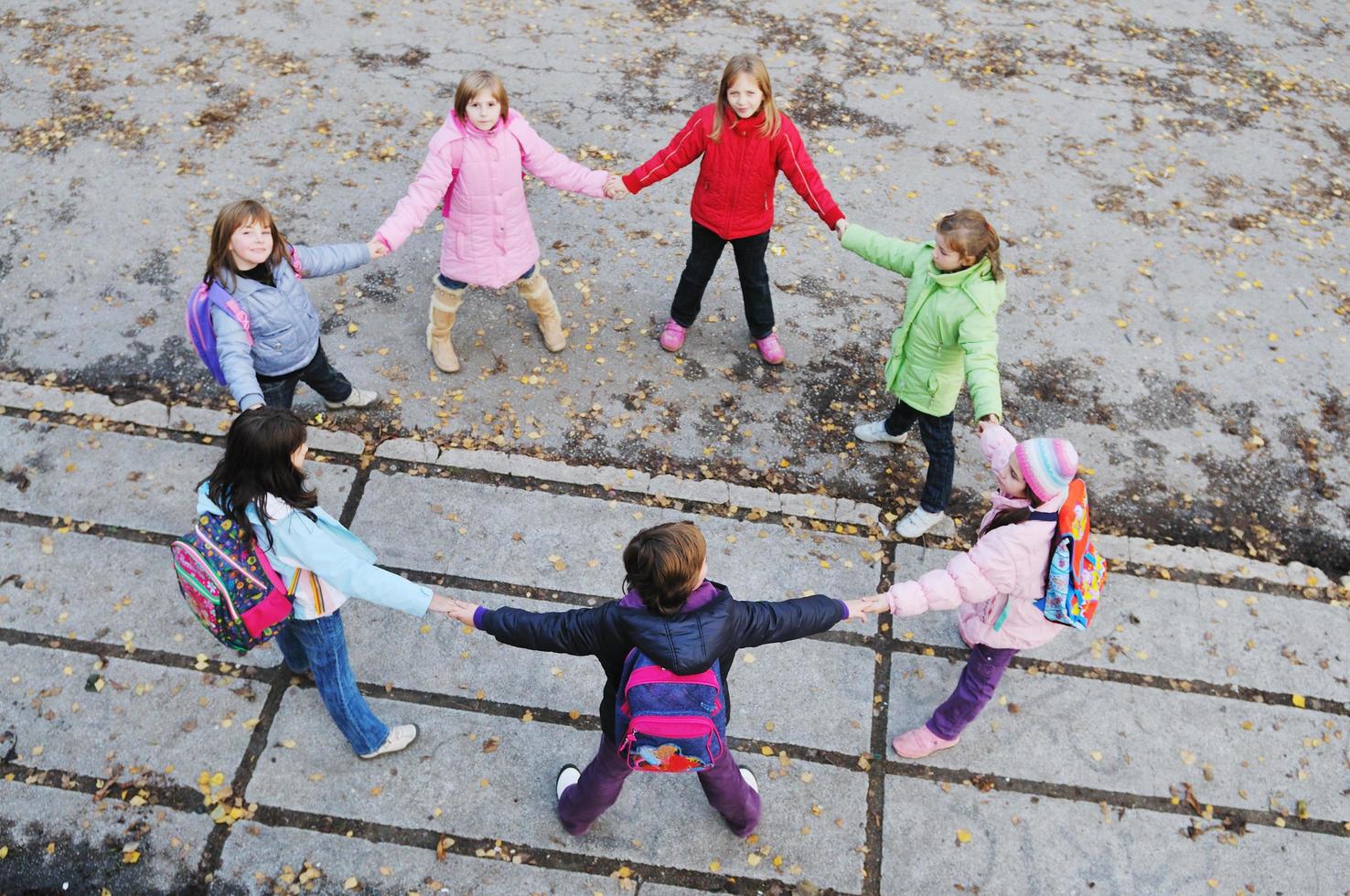 freundschafts- und teamwork-konzept mit jungen schulmädchengruppen foto