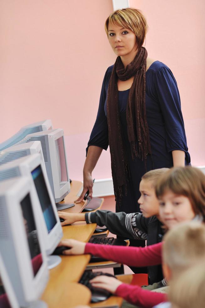 es Bildung mit Kindern in der Schule foto