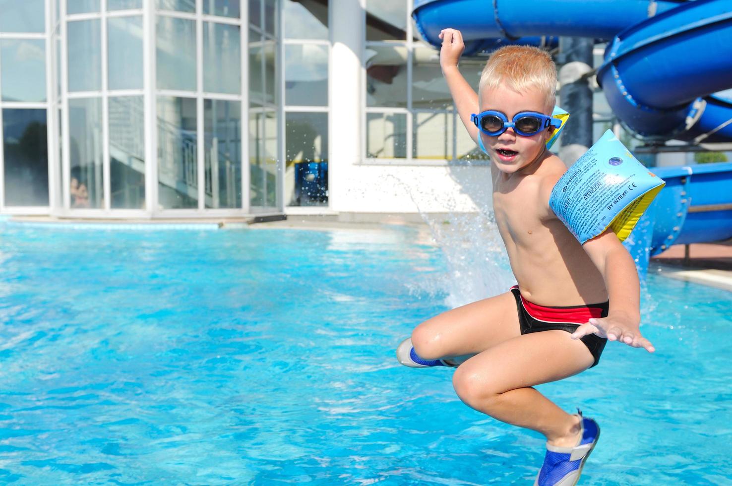 Spaß im Schwimmbad foto