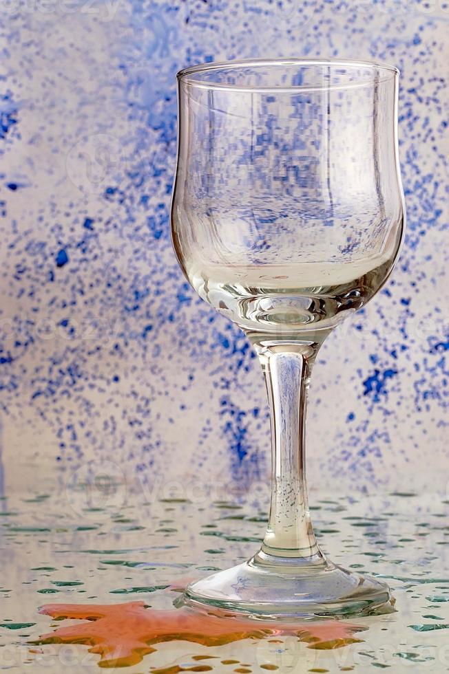 Glas mit farbigem Hintergrund foto