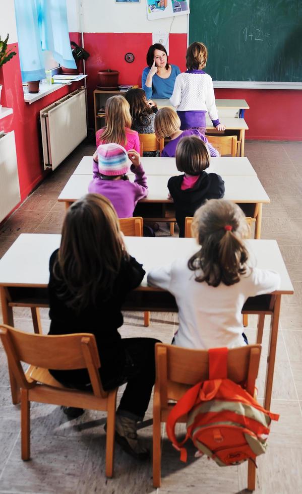 glücklicher lehrer im schulklassenzimmer foto