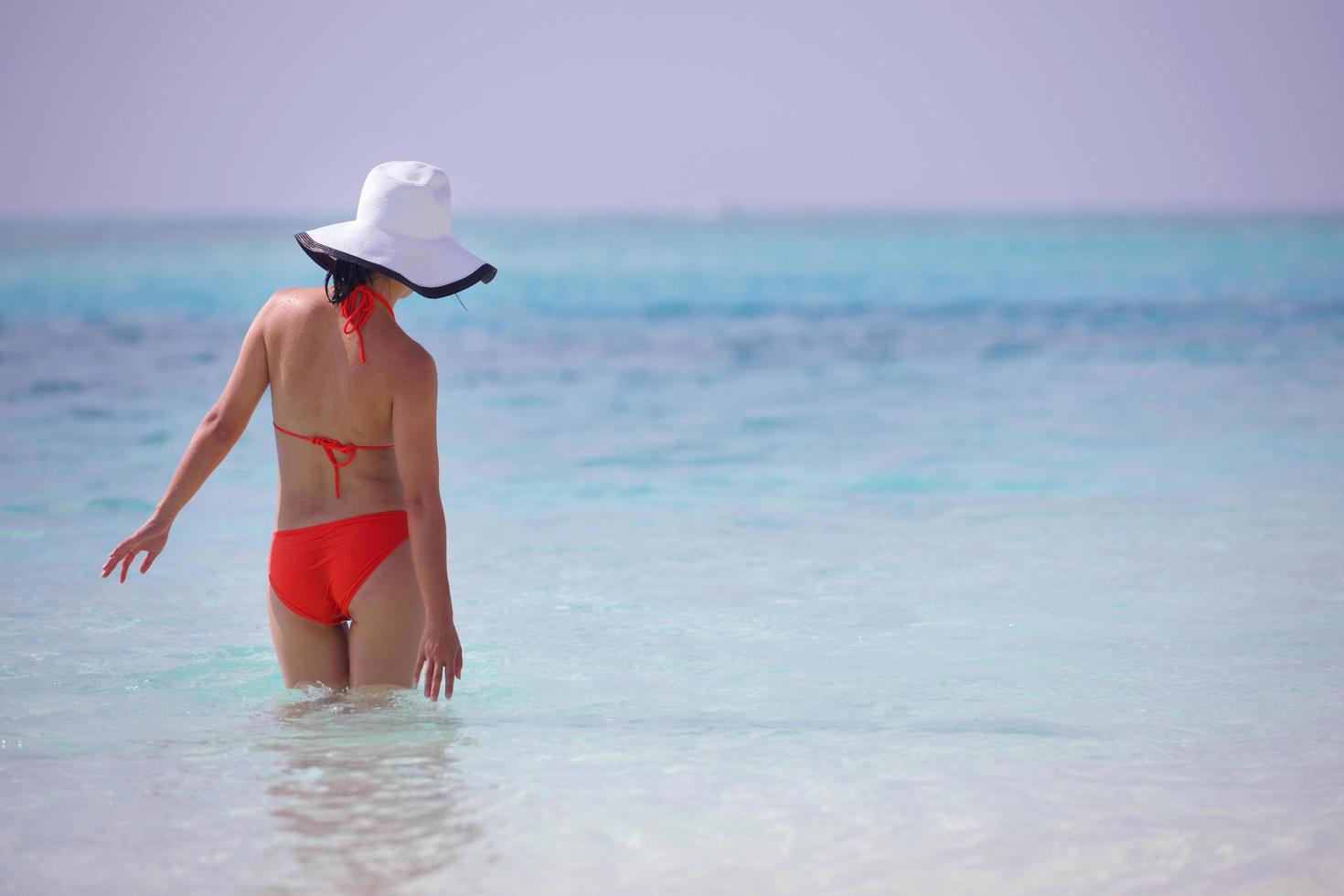 schönes Mädchen am Strand viel Spaß foto