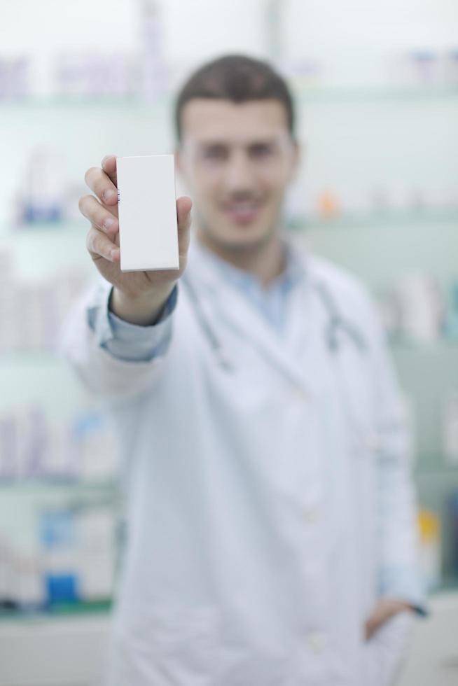 apotheker chemiker mann in der apotheke drogerie foto