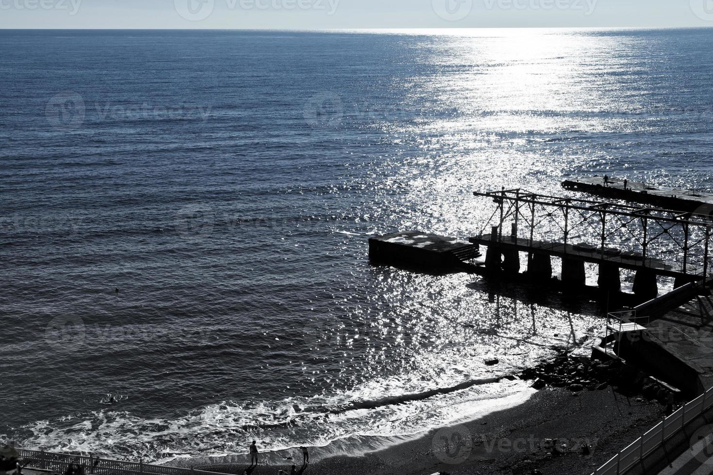 strand und pier in gaspra am morgen, krim foto