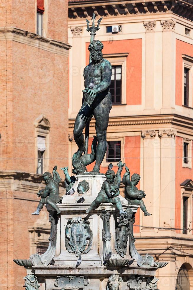 Skulptur auf Brunnen in Bologna an sonnigen Tagen foto