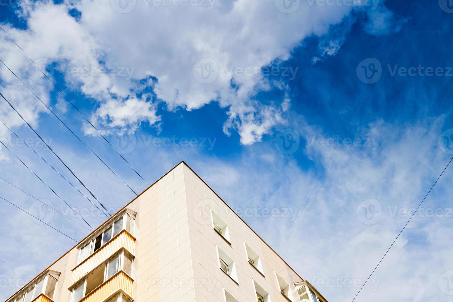 neues Stadthaus unter dunkelblauem Himmel foto