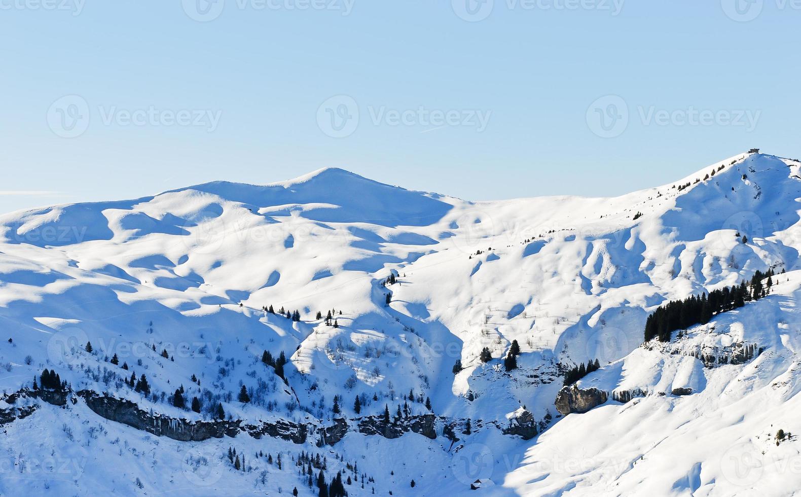 blick auf die schneebedeckten berge in den alpen foto