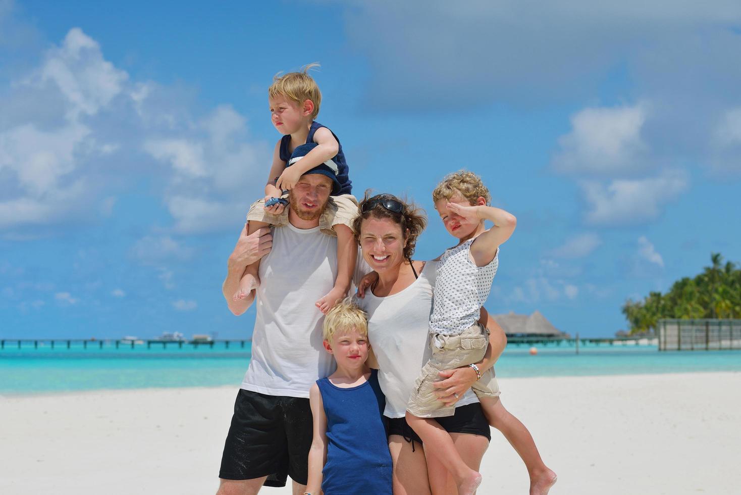 glückliche Familie im Urlaub foto