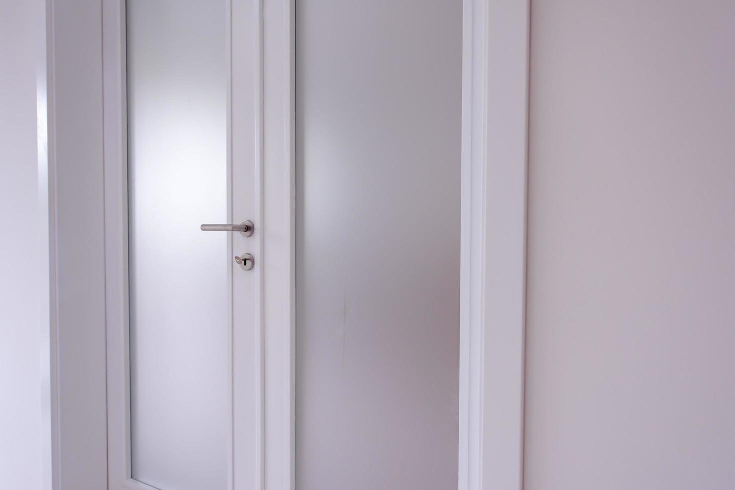 Doppelglastür mit weißem Holzrahmen foto