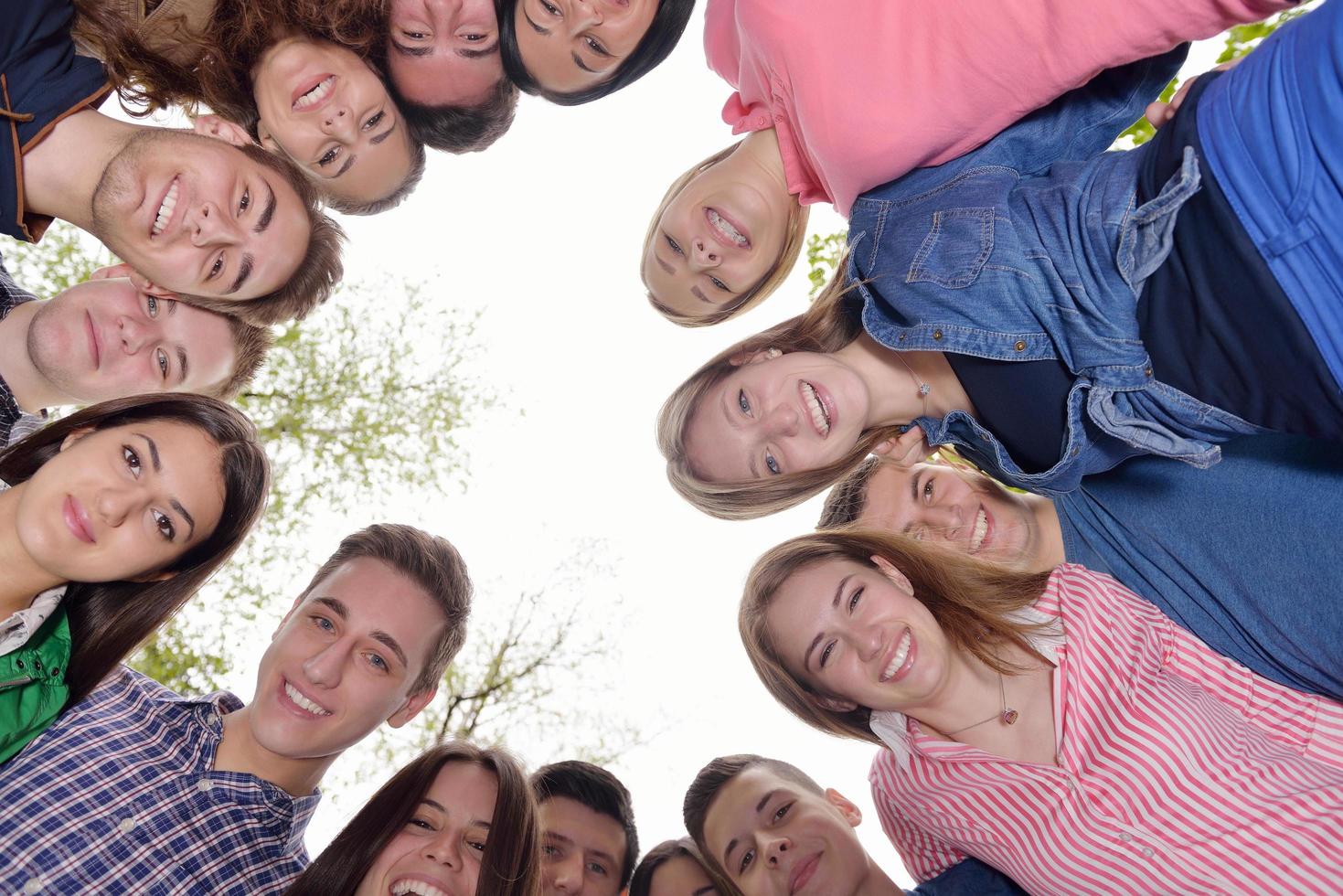 junge freunde, die draußen im park zusammen bleiben foto