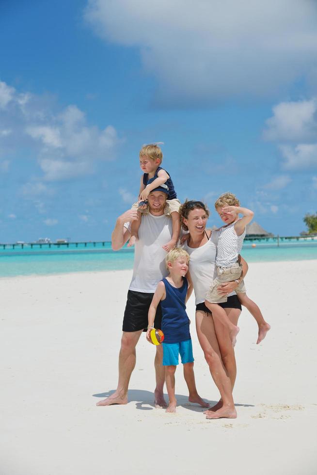 glückliche Familie im Urlaub foto