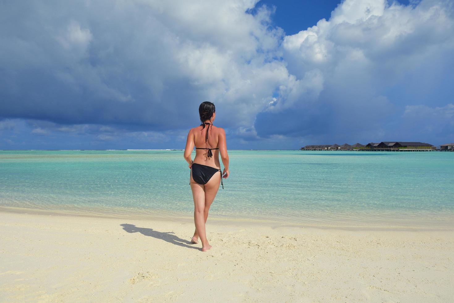 glückliche frau genießt die sommerzeit foto