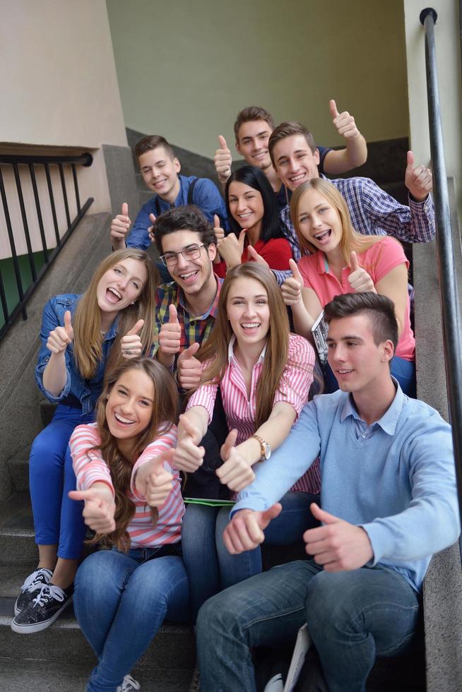 glückliche Teenagergruppe in der Schule foto