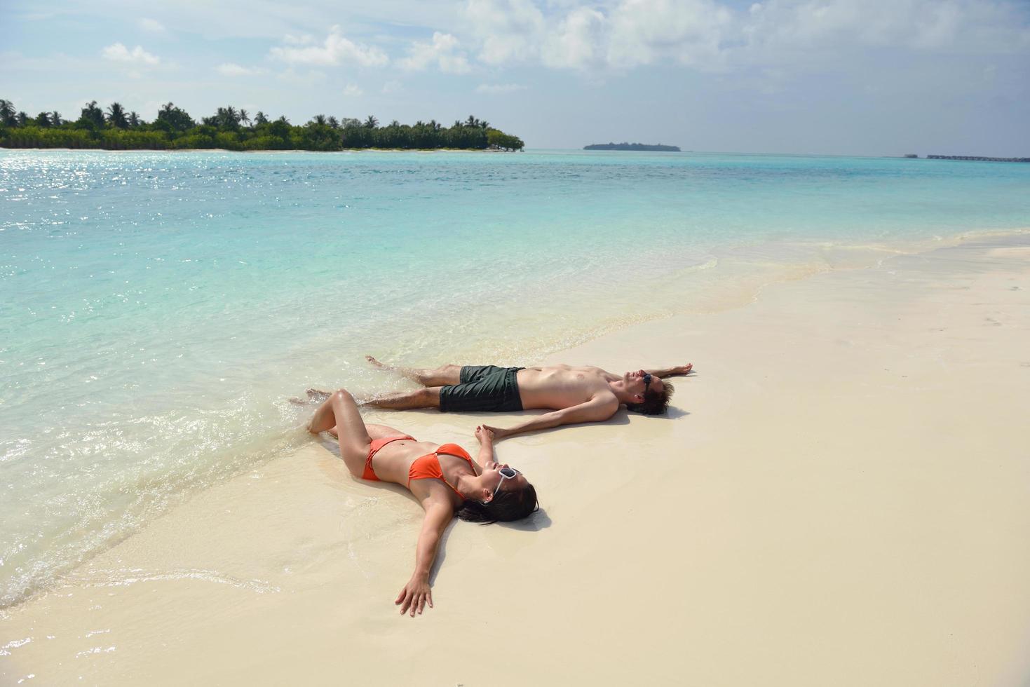 glückliches junges Paar viel Spaß am Strand foto