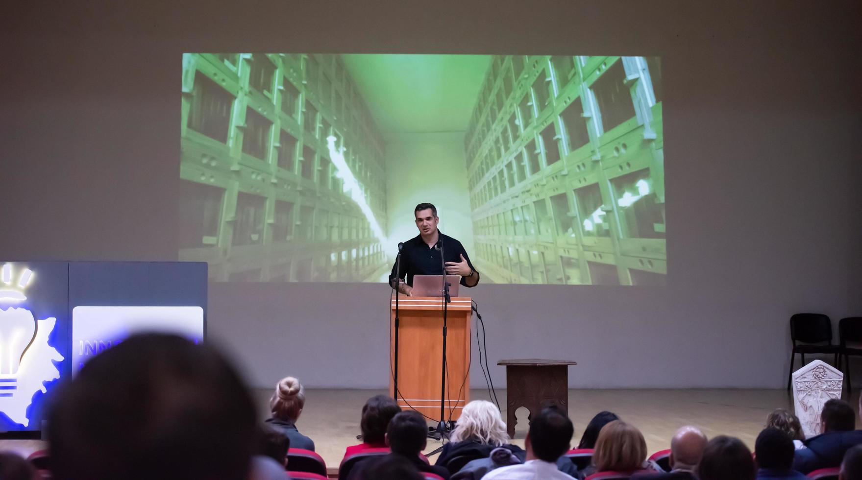 geschäftsmann, der präsentationen im konferenzraum gibt foto